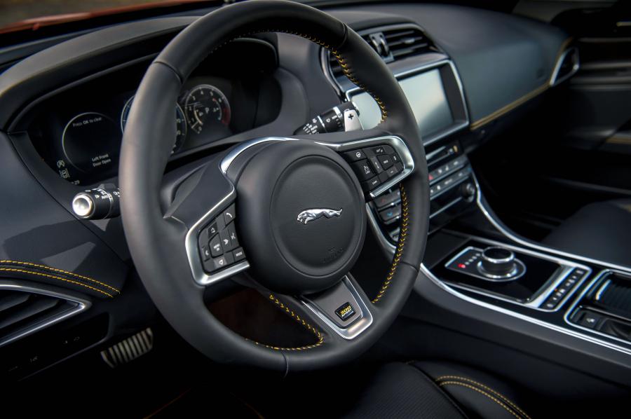 Детали интерьера Jaguar XE 300 Sport 2018 года  (WW) (фото 8 из 24)